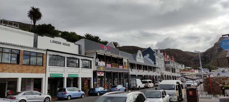 Cape Town: Cape of Good Hope, Penguins Instagram Group Tour - Lunch in Simon’s Town plus Muizenberg beach huts for color