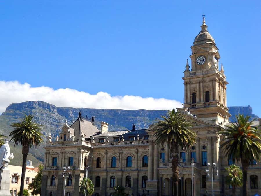 Cape Town: Guided Half-Day City Tour with Table Mountain - V&A Waterfront to the Beach Views: Signal Hill, Camps Bay, Clifton