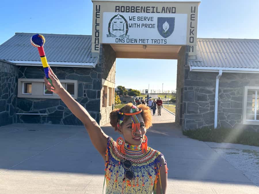 Cape Town: Robben Island & Table Mountain w/Hotel Transfer - 08:00 hotel pickup and the drive to Robben Island