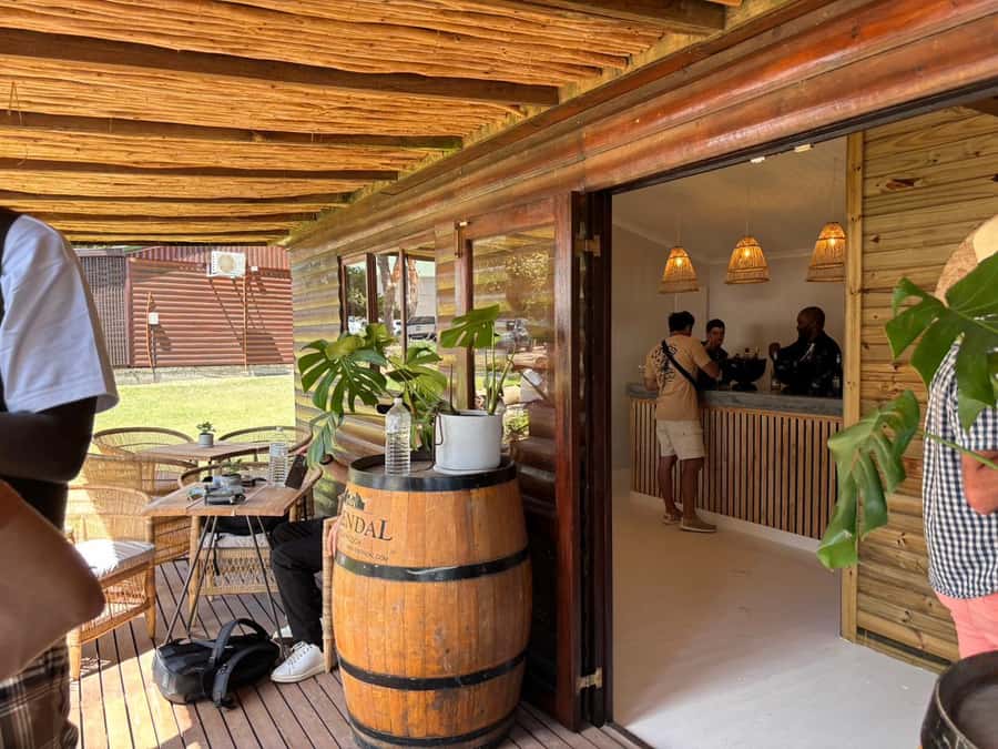 Cape Town: Stellenbosch Hop-On Hop-Off Tractor Transfer - Lunch and food strategy at the Eikendal hub