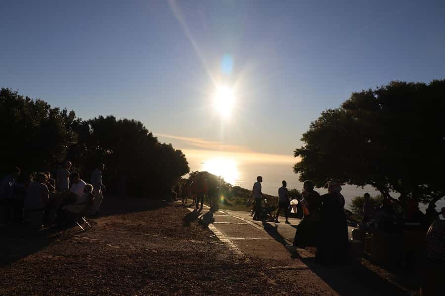 Cape Town: Sunset Bus Tour with Picnic on Signal Hill - From the Two Oceans Aquarium to the open-top bus