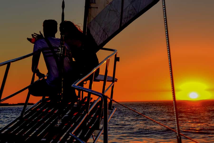 Cape Town Waterfront and Bay: Sailing Trip - How the wind chooses between Milnerton Lighthouse and Robben Island