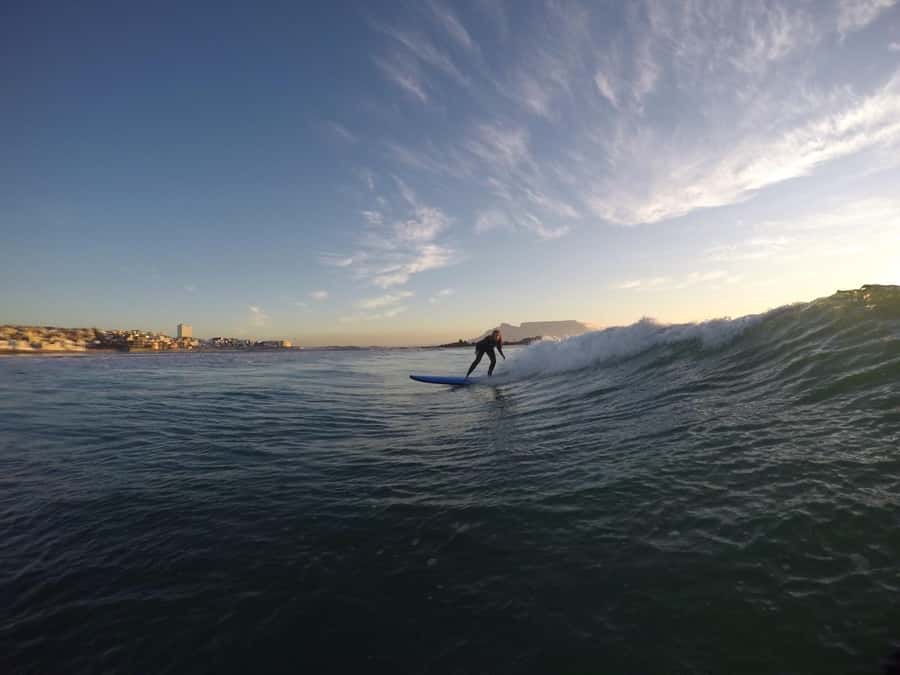 Catch your first waves in Cape Town - From the parking lot meet-up to wetsuit on: how the lesson starts