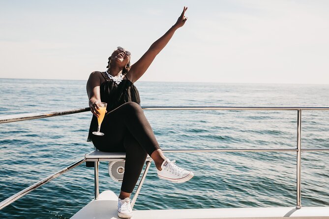 Cruise and Dine Lunch / Cape Town: Coastal Motor Cruise and 2-Course Lunch - Coastal Motor Cruise From V&A Waterfront, with Table Mountain on the water