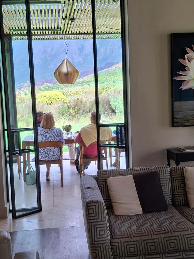 CUSTOMISED PRIVATE WINE TOUR WITH LUNCH - CAPE TOWN - Tokara stop: a break with free time and flexible pacing