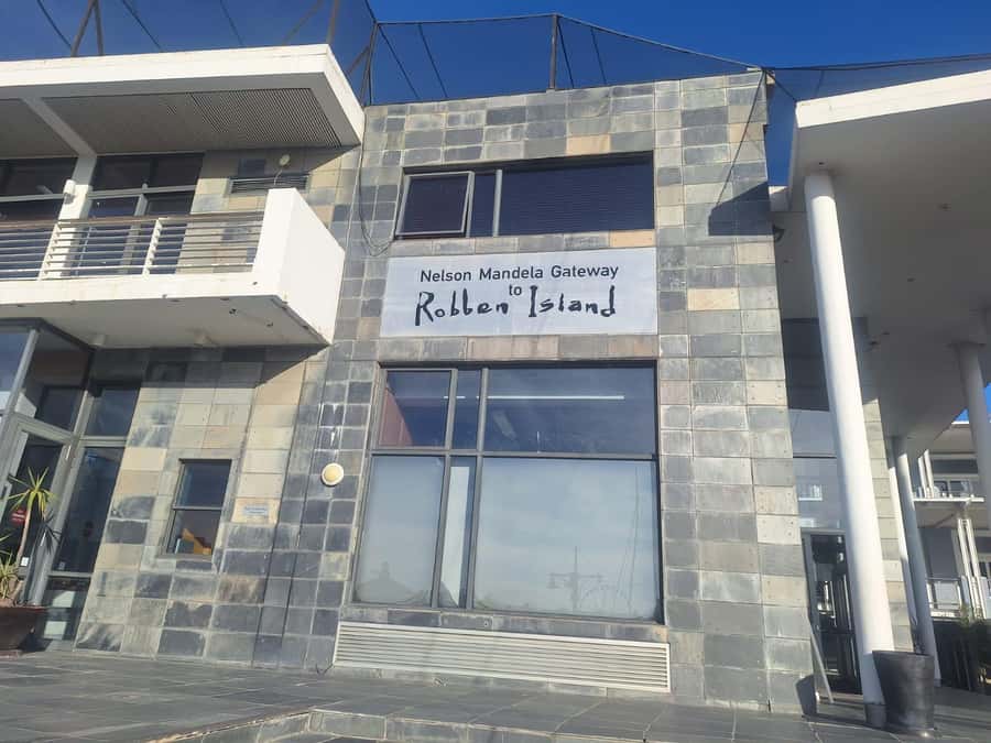 Half Day Tour to Robben Island with Pre-Booked Ticket - Pickup and the quick Cape Town warm-up near V&A Waterfront