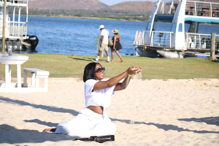 Hartbeespoort Dam: 1 Hour Standard Scenic Boat Cruise - Crossing the dam: Caribbean Estate, Kosmos, and dam-wall views