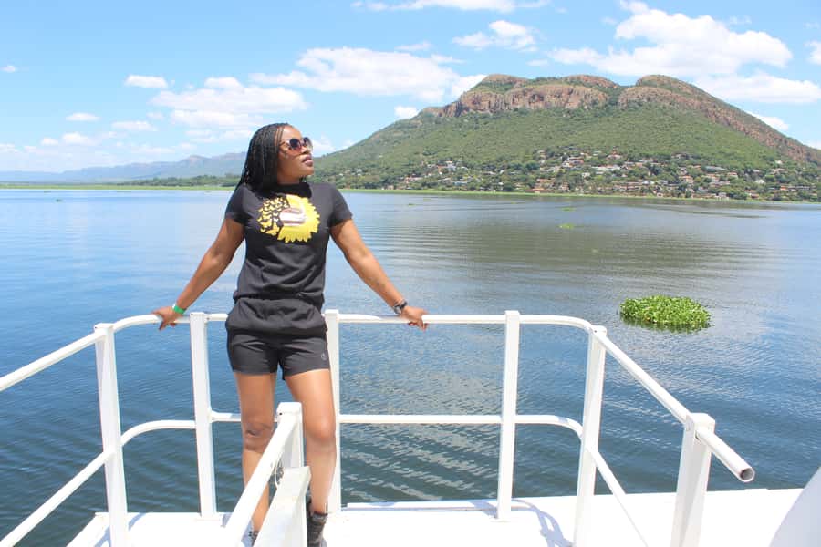 Hartbeespoort Dam: The Luxury Alba Boat Cruise with Food - From the lawn to the water: the welcome drink sets the tone