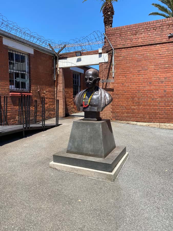 Johannesburg: Full-Day Tour with Soweto and Apartheid Museum - Johannesburg CBD photo stops, and why they matter