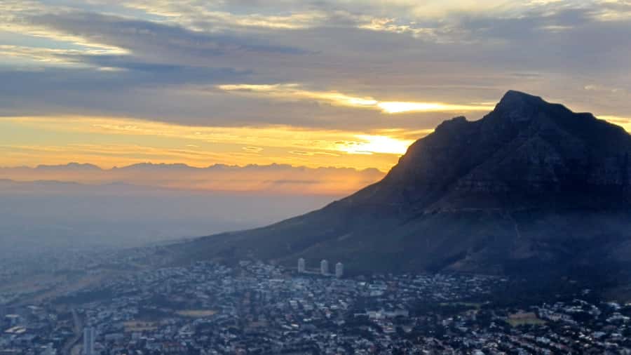 Lion's Head: Hike with a registered hiking guide - The climb up Lion’s Head: jeep track to chain sections