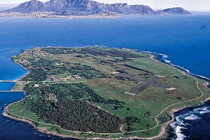 Robben Island Guided Tour & Two Ocean Aquarium with tickets - A 6-hour Cape Town loop: history first, aquarium last