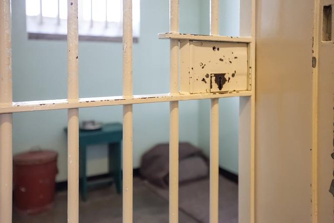 Robben Island Tour - Hotel Pick-Ups & stops at interesting places pre/post tour - The island handoff: bus tour and guided walk